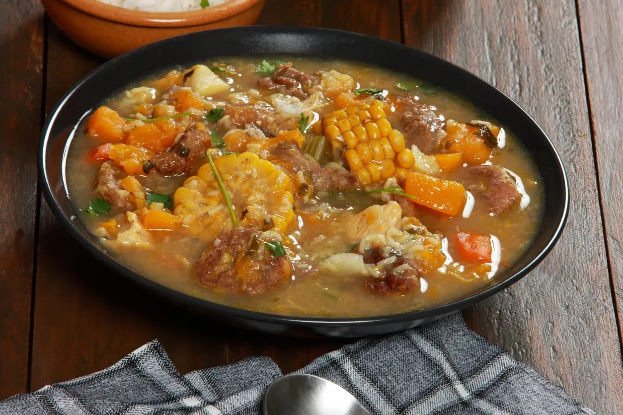 Plato de comida dominicana tradicional servido en olla de barro