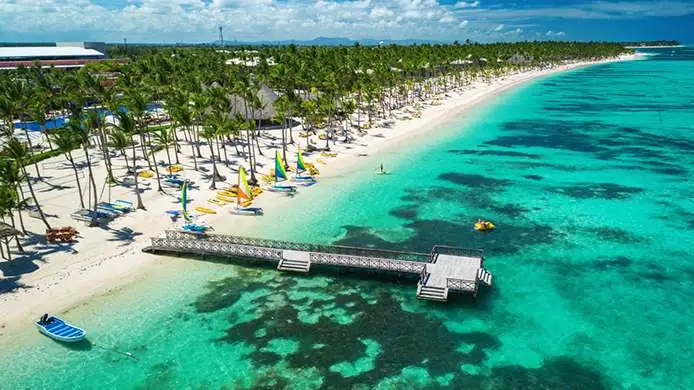 Muelle sobre agua turquesa en una playa poco conocida de Punta Cana