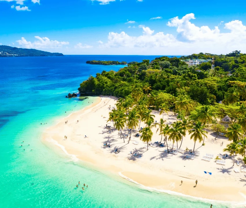 Playa de arena blanca y palmeras en Punta Cana