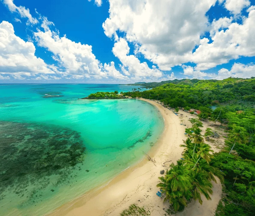 Costa caribeña con agua turquesa en Punta Cana