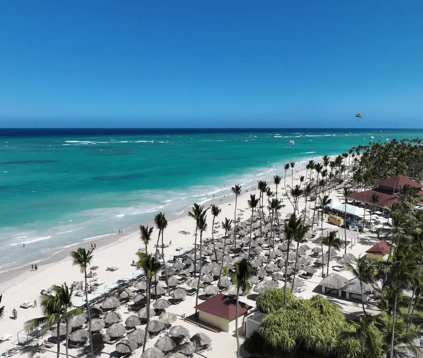 Playa con palmeras y zona de descanso en Punta Cana