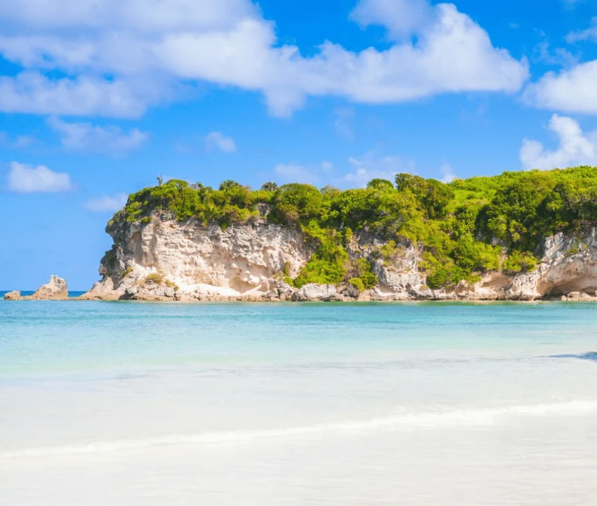 Playa virgen junto a un acantilado en la costa de Punta Cana